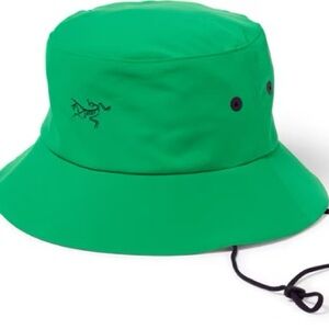 Arc’teryx Sinsolo Compressable Bucket Hat, new with tags in Jungle Green. S/M